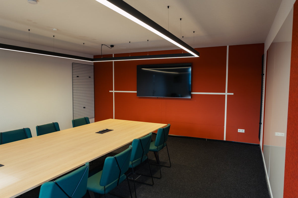 Konferenzraum mit Fensterfront und Tisch für 10 Personen