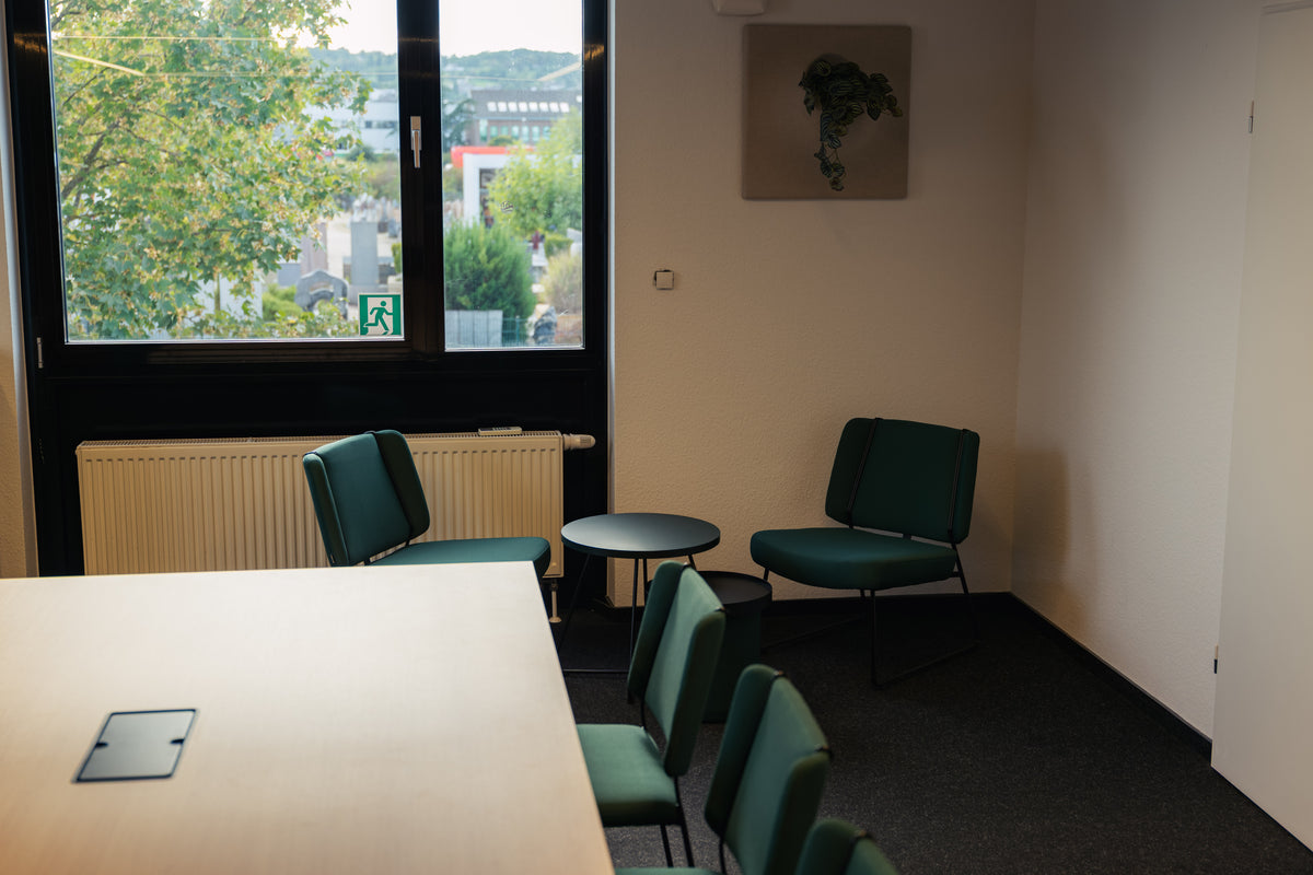 Sitzecke mit Sesseln im Konferenzraum
