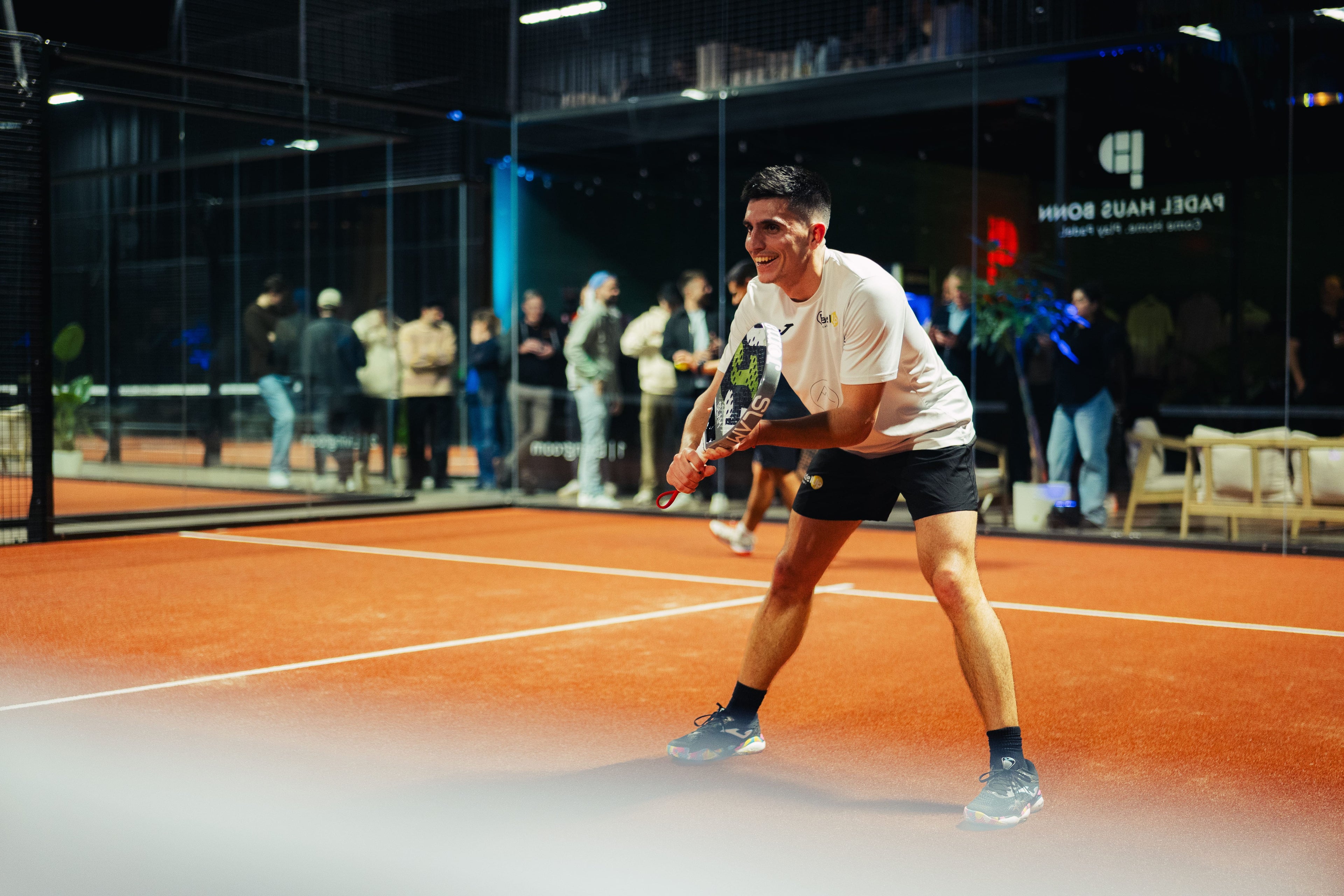 Padel Haus Bonn - Padel Spieler in Aktion - Premium Padel Club Bonn